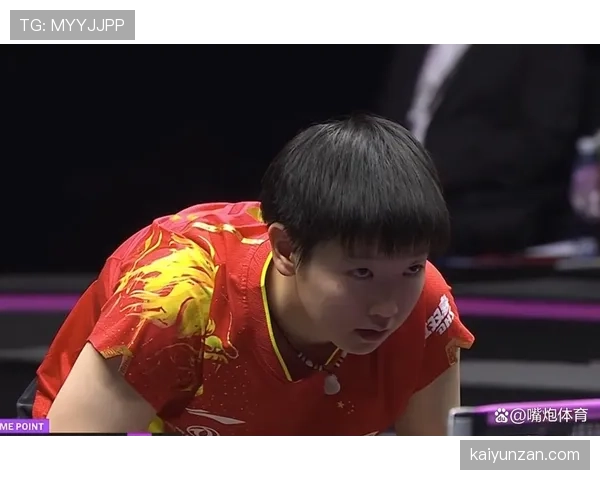 孙颖莎训练完随手啃蛋白棒的样子，真不像刚拿百万奖金的人